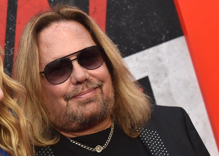 Vince Neil de Mötley Crüe se rinde ante una IA y dice sí a la versión desnudada 11 Vince Neil de Mötley Crüe se rinde ante una IA y dice sí a la versión desnudada