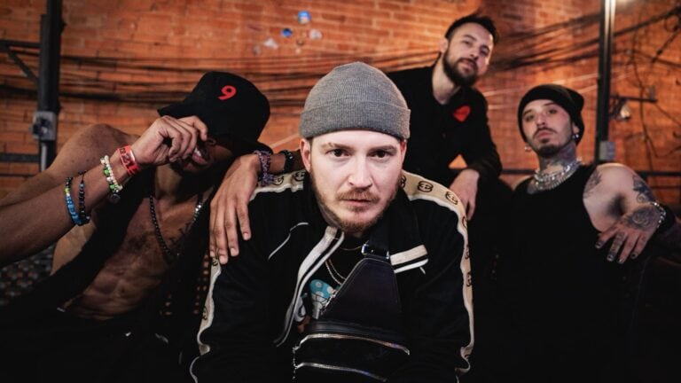 Dropout Kings rinden homenaje a su fallecido vocalista Adam Ramey con su nuevo álbum Yokai 3 Dropout Kings rinden homenaje a su fallecido vocalista Adam Ramey con su nuevo álbum Yokai