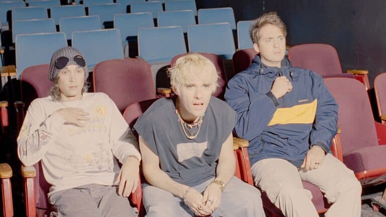 Waterparks sacan a relucir su increíble RED GUITAR y sorprenden a todos 6 Los parques acuáticos sacan a relucir su increíble "GUITARRA ROJA" y sorprenden a todos
