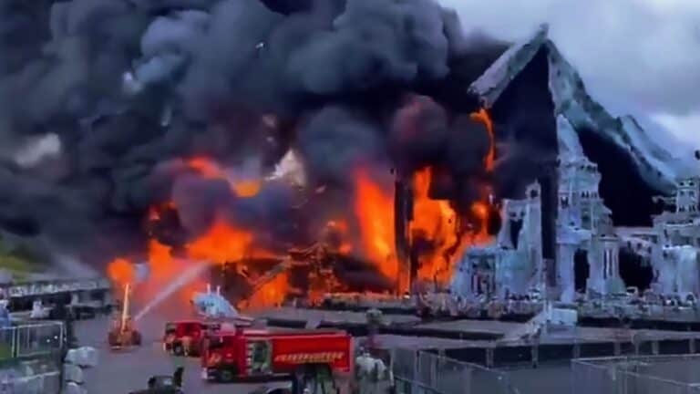 Se incendia el escenario principal de Tomorrowland justo antes del inicio del festival 1 Se incendia el escenario principal de Tomorrowland justo antes del inicio del festival