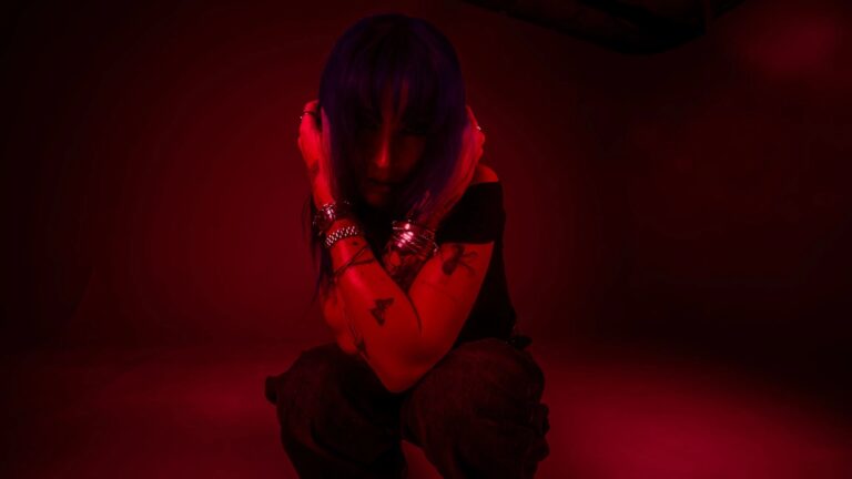 Charlotte Sands lanza su nuevo tema neckdeep 3 Charlotte Sands lanza su nuevo tema "neckdeep" y no querrás perdértelo