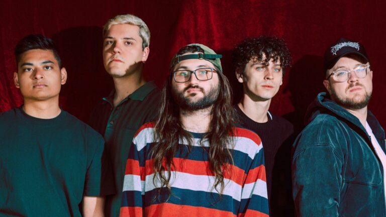 Hot Mulligan y Cory Castro (de Free Throw) se unen en una versión de "Island in the Sun" 2 Hot Mulligan y Cory Castro (de Free Throw) se unen en una versión refrescante de "Island in the Sun" que no te puedes perder
