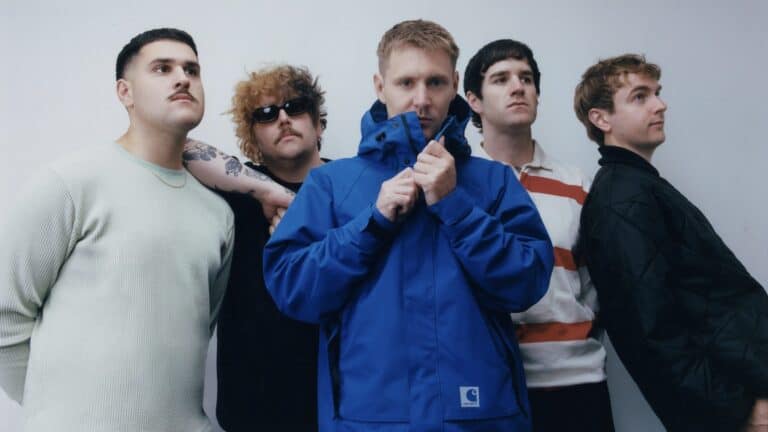 Militarie Gun desvela detalles de su nuevo álbum "God Save The Gun" y lanza su primer single 2 Militarie Gun desvela detalles de su nuevo álbum "God Save The Gun" y lanza su primera single en línea
