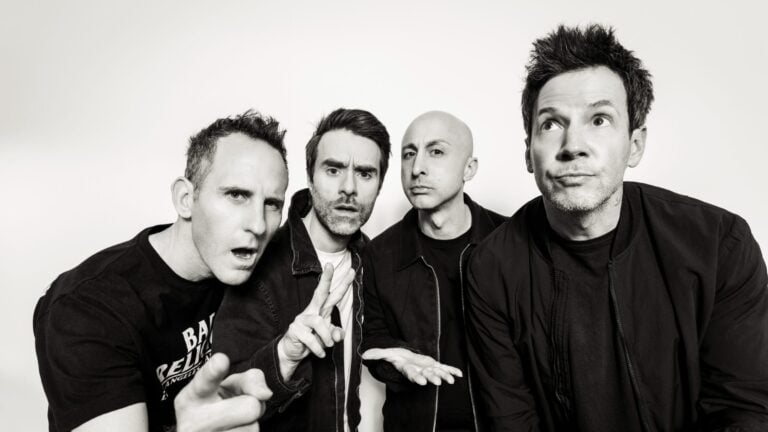 Simple Plan revela el momento en que fueron atacados con botellas 5 Simple Plan revela el impactante momento en que fueron atacados con botellas