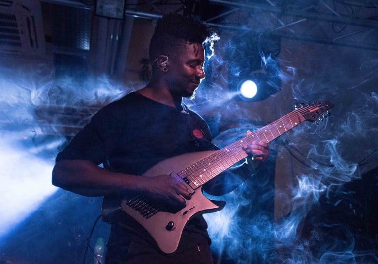 Tosin Abasi de Animals As Leaders rompe a llorar al recordar a su padre y la guitarra que le regaló 2 Tosin Abasi de Animals As Leaders rompe a llorar al recordar a su padre y la guitarra que le regaló