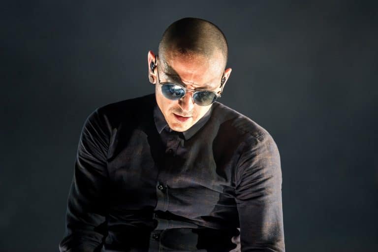El emotivo reencuentro de Linkin Park con la profesora de canto de Chester Bennington conmueve a todos en su último concierto