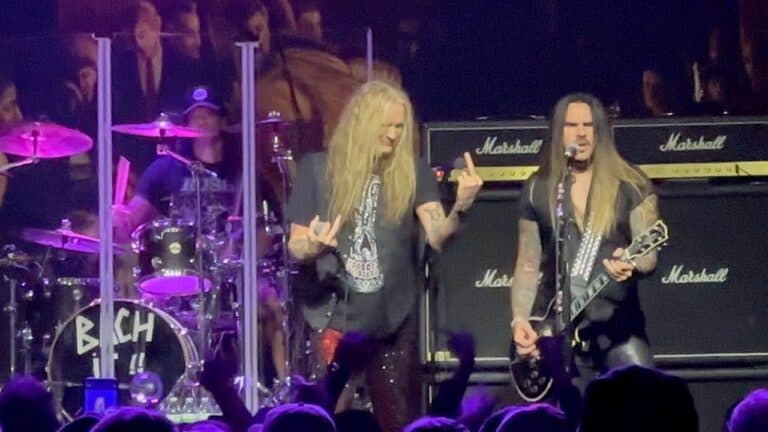 El momento en que Sebastian Bach pierde los nervios con una fan durante su concierto 34 El momento en que Sebastian Bach pierde los nervios con una fan durante su concierto