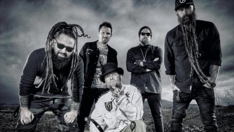 Five Finger Death Punch lanza su segundo recopilatorio con una versión exclusiva de The End junto a Babymetal 4 Five Finger Death Punch lanza su segundo recopilatorio con una versión exclusiva de The End junto a Babymetal