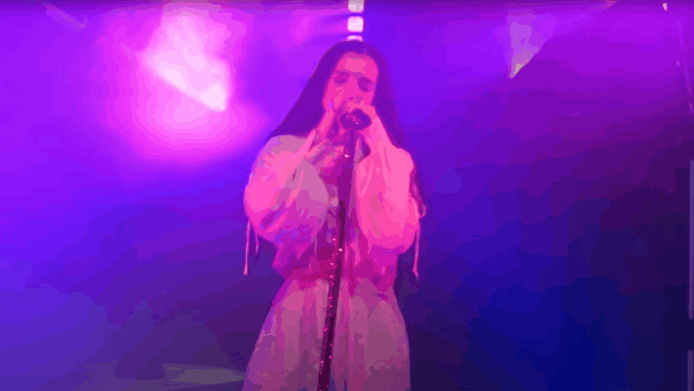 Poppy sorprende a sus fans estrenando en directo su nueva canción Bruised Sky 2 Poppy sorprende a sus fans estrenando en directo su nueva canción Bruised Sky