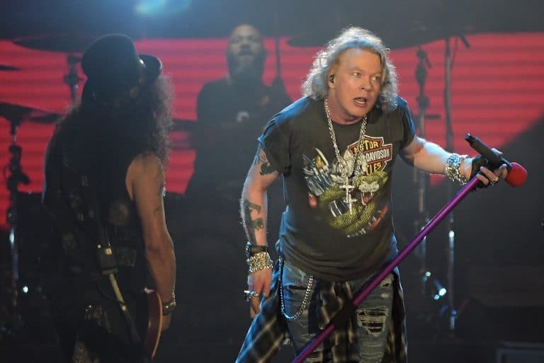 Axl Rose protagoniza una marcha inesperada del escenario en Argentina tras un momento de tensión con la batería y el micrófono 5 Axl Rose protagoniza una marcha inesperada del escenario en Argentina tras un momento de tensión con la batería y el micrófono
