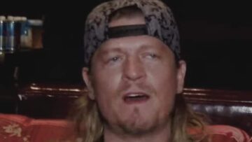 Wes Scantlin recuerda a Staley, Bennington y Cornell en la emotiva versión de Firefly
