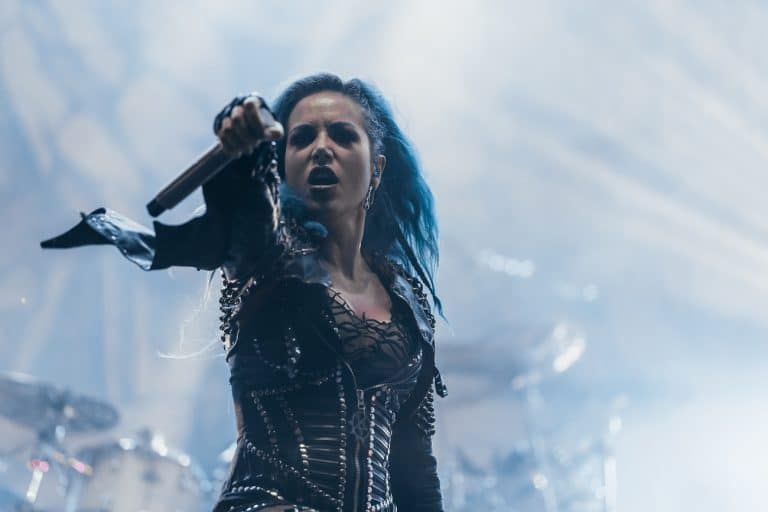 Alissa White-Gluz arranca su aventura en solitario estrenando The Room Where She Died tras dejar Arch Enemy 5 Alissa White-Gluz arranca su aventura en solitario estrenando The Room Where She Died tras dejar Arch Enemy
