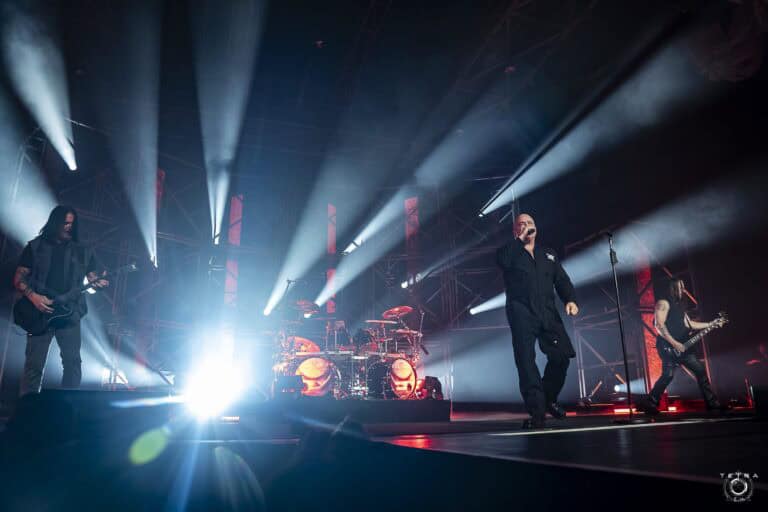 Así fue el espectacular despliegue escénico de Disturbed en París con David Draiman y pura pirotecnia 9 Así fue el espectacular despliegue escénico de Disturbed en París con David Draiman y pura pirotecnia