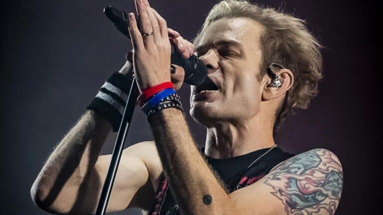 Deryck Whibley de Sum 41 revela sus ganas de volver con una gira acústica que promete sorprender 1 Deryck Whibley de Sum 41 revela sus ganas de volver con una gira acústica que promete sorprender