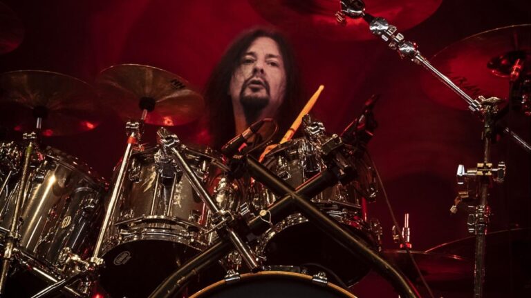 Gene Hoglan despeja dudas sobre el papel de la IA en el próximo álbum de Dark Angel 1 Gene Hoglan despeja dudas sobre el papel de la IA en el próximo álbum de Dark Angel