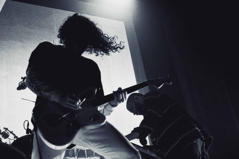 Revive el impacto del post-rock visionario con la reedición de Monolith 4 Revive el impacto del post-rock visionario con la reedición de Monolith