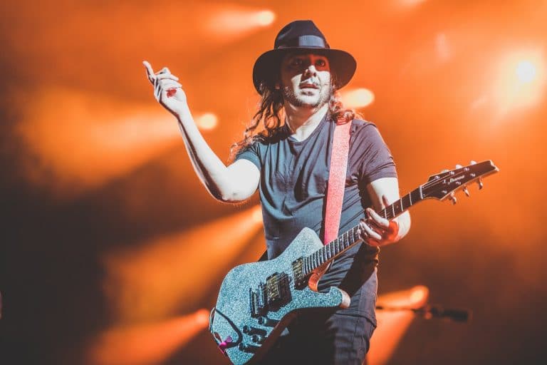Daron Malakian de SOAD responde sin pelos en la lengua a las críticas hacia su último single y lanza un mensaje contundente sobre la libertad de opinión