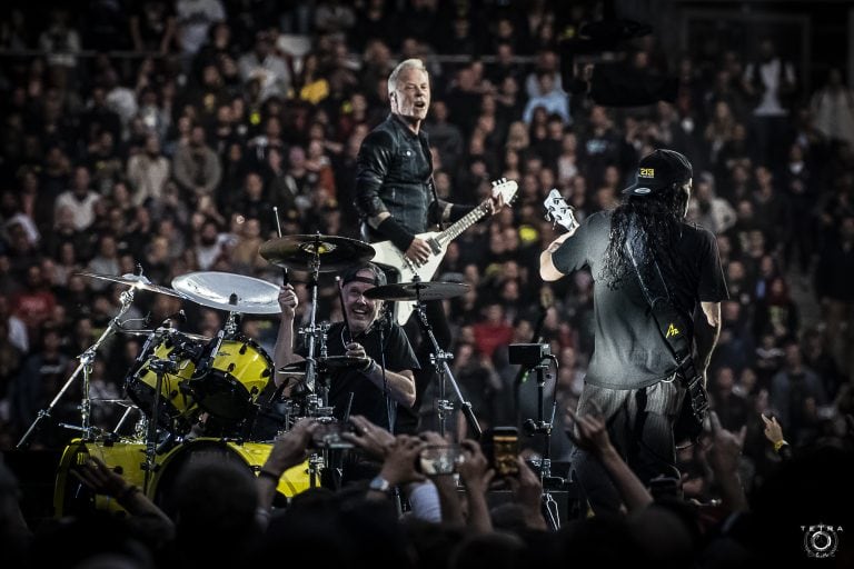 Dos fans pagan muy caro por su arriesgada escalada de 50 metros durante un concierto de Metallica 8 Dos fans pagan muy caro por su arriesgada escalada de 50 metros durante un concierto de Metallica