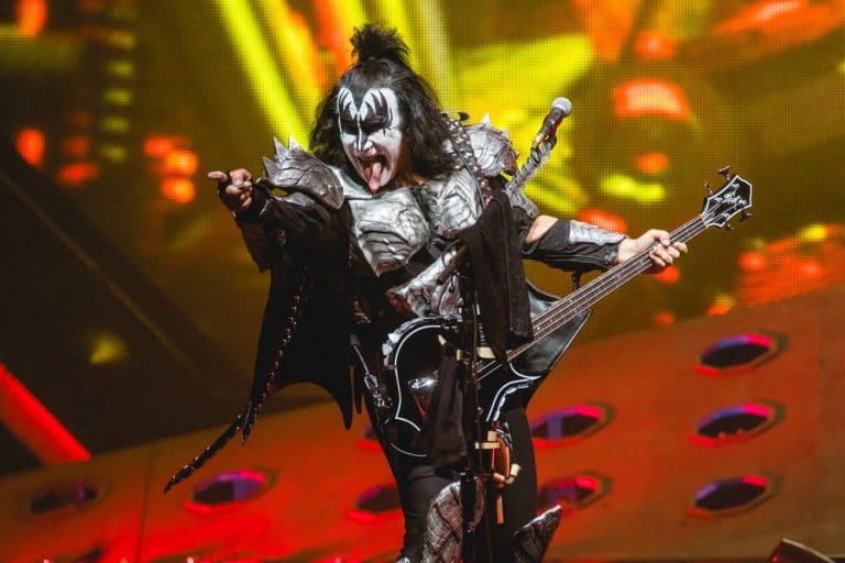 Gene Simmons advierte sobre los riesgos de la inteligencia artificial si no se regula adecuadamente