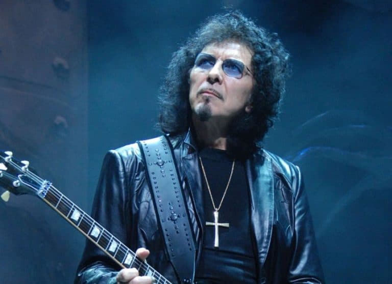 Tony Iommi consigue recaudar 50 000 libras para el hospital que le ayudó a superar su cáncer 4 Tony Iommi consigue recaudar 50 000 libras para el hospital que le ayudó a superar su cáncer